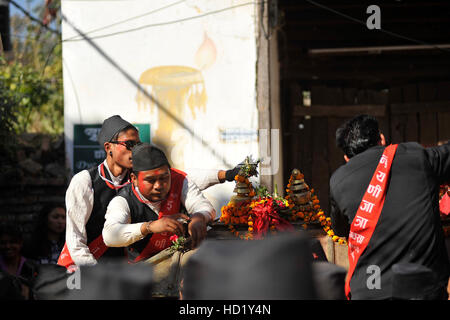 Kathmandu, Nepal. 09Dec, 2016. Devoti nepalese decorare il carro della dea Indrayani durante Indrayani festival celebrato a Kirtipur, Kathmandu, Nepal. È la parte del famoso festival celebra ogni anno segnando l'arrivo dell'inverno. Jatras e manifestazioni sono parte della vita di comunità Newar. © Narayan Maharjan/Pacific Press/Alamy Live News Foto Stock