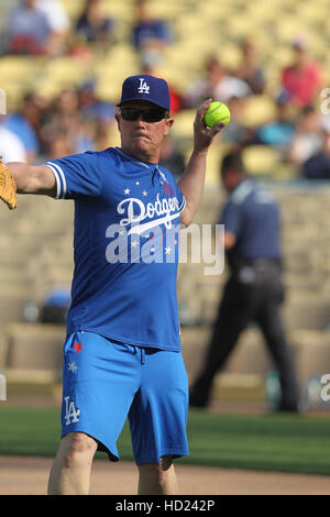 Sabato 27 Agosto, 2016; stelle di Hollywood gioco dopo il Dodgers gioco. Il Los Angeles Dodgers sconfitto il Chicago Cubs dal punteggio finale di 3-2 al Dodger Stadium di Los Angeles, CA. Dotato di: Robert Patrick dove: Los Angeles, California, Regno Stat Foto Stock