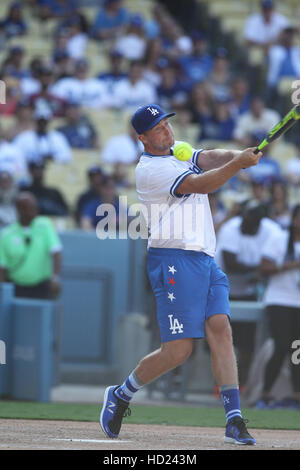 Sabato 27 Agosto, 2016; stelle di Hollywood gioco dopo il Dodgers gioco. Il Los Angeles Dodgers sconfitto il Chicago Cubs dal punteggio finale di 3-2 al Dodger Stadium di Los Angeles, CA. Dotato di: Justin Hartley dove: Los Angeles, California, Regno Stat Foto Stock