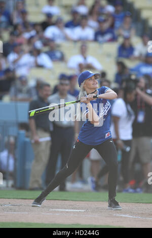 Sabato 27 Agosto, 2016; stelle di Hollywood gioco dopo il Dodgers gioco. Il Los Angeles Dodgers sconfitto il Chicago Cubs dal punteggio finale di 3-2 al Dodger Stadium di Los Angeles, CA. Dotato di: Witney Carson dove: Los Angeles, California, Stati Uniti Foto Stock