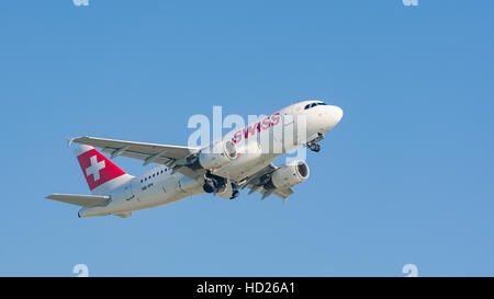 Piano Airbus A319 di Swiss International Air Lines compagnia di bandiera il decollo dall' aeroporto internazionale di Monaco di Baviera e guadagna in altezza Foto Stock