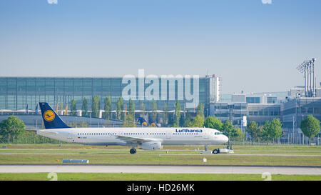 Aereo Jet Airbus A321-231 di Deutsche Lufthansa AG le compagnie aeree dopo lo sbarco di rullaggio sul rimorchiatore a spinta all'aeroporto di Monaco di Baviera Foto Stock