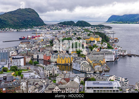 Vista aerea della città di Alesund, Norvegia. Alesund è parte del distretto tradizionale di Sunnmore ed è un porto di mare Foto Stock