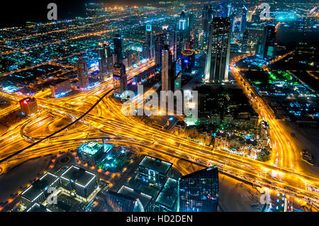 Dubai, Emirati Arabi Uniti - Gennaio 06, 2012: Sheikh Zayed Road vista notturna dal Burj Kalifa 'In alto' Foto Stock