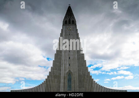 Reykjavik, Islanda - 08 agosto 2012: Vista della facciata Hallgrimskirkja. Questa chiesa di 73 metri è il più grande in Islanda Foto Stock