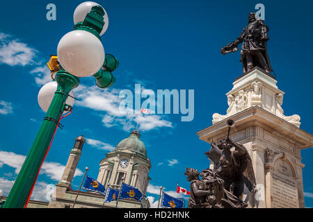 Una vista della statua di Samuel de Champlain il fondatore della città di Québec e la torre dell orologio in background Foto Stock