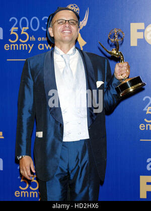 Attore Joe Pantoliano tiene il suo Emmy Award per lo straordinario attore di sostegno in serie di dramma per il suo lavoro nel 'Sopranos' alla 55th annuale di Primetime Emmy Awards tenutosi presso lo Shrine Auditorium di Los Angeles il Domenica, 21 settembre 2003. Francesco Specker Foto Stock