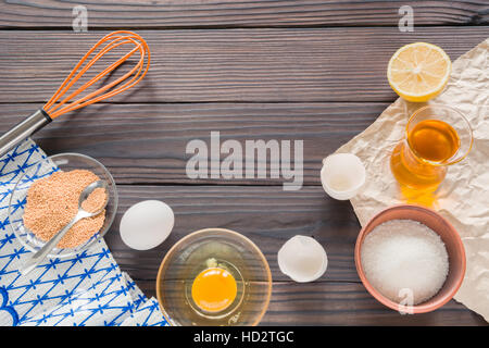 Il processo di rendere la maionese fatta in casa. Uova, olio e altri ingredienti. Foto Stock