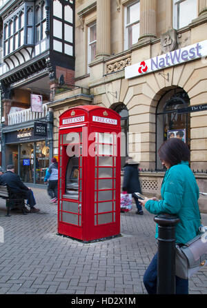 Nuovo uso ATM per la ridondanza di K6 rosso telefono BT box, al di fuori di Natwest Bank, Cheshire. Regno Unito. Casella telefono è uno originale dal 1938 e la sola modifica importante che sarà realizzato è di alterare il segno esterno da telefono a Free Cash ATM. Essa prenderà le carte per la maggior parte delle principali banche e tasse da applicare come per il caso con altre macchine ATM. Foto Stock