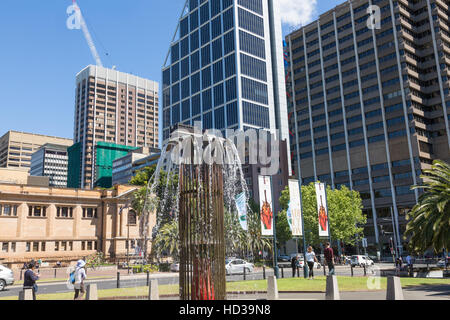 Edifici per uffici e fontana Morshead deutsche bank tower su Macquarie Street a Sydney, Nuovo Galles del Sud, Australia Foto Stock