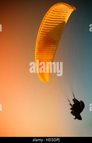 Parapendio volare al cielo arancione a Bielsko Biala Zar montagna in Polonia Foto Stock