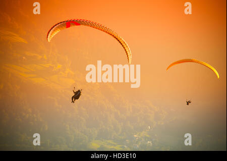 Parapendio volare al cielo arancione a Bielsko Biala Zar montagna in Polonia Foto Stock