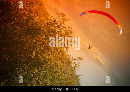 Parapendio volare al cielo arancione a Bielsko Biala Zar montagna in Polonia Foto Stock