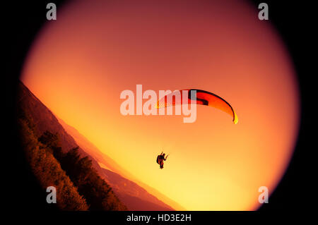 Parapendio volare al cielo arancione a Bielsko Biala Zar montagna in Polonia Foto Stock