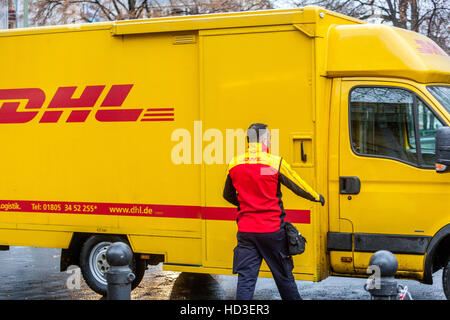 DHL van delivery Berlino, Germania Europa DHL MAN vista posteriore posteriore Foto Stock