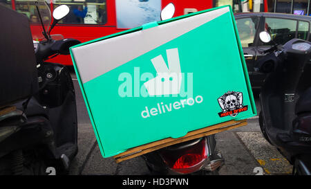 Deliveroo - cibo Online Ordering azienda distribuzione bike box in London, England, Regno Unito Foto Stock