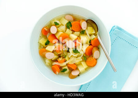 Stufato di verdure con salsiccia tagliata a fette in blu Soup Bowl Foto Stock