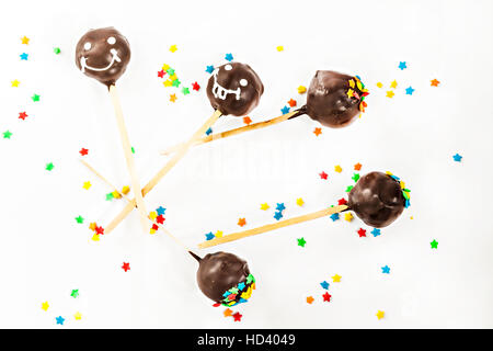 Torta di pop con granelli colorati vista dall'alto. Foto Stock