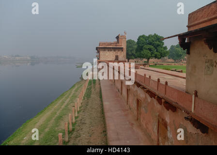 Vista del fiume Yamuna da Itmad-Ud-Daulah la tomba di Agra, Uttar Pradesh, India. Noto anche come il Jewel Box o il bambino Taj. Foto Stock