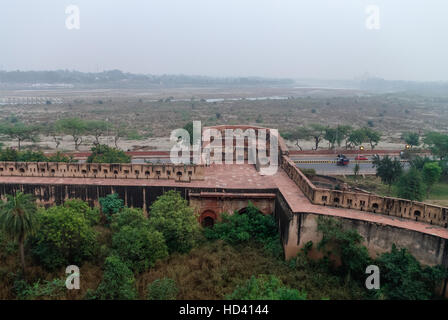 Vista delle mura del Forte Rosso di Agra con secco fiume Yamuna, Agra, Uttar Pradesh. India Foto Stock