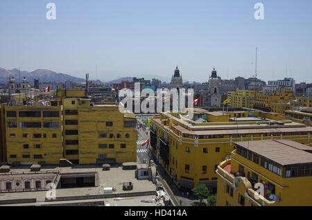 Vista sui tetti del centro cittadino e la cattedrale chiesa sulla piazza principale Plaza de Armas nella parte storica della città di Lima, dal Convento de Santo Domingo. Lima Foto Stock