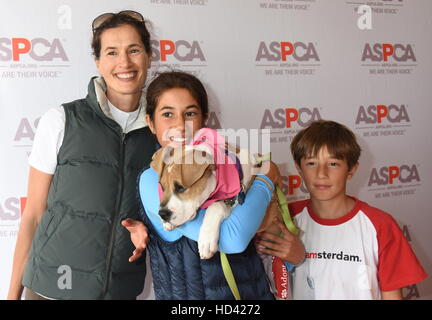 Matt Lauer e famiglia adotta un cane dalla ASPCA durante l'Hampton Classic Horse Show con: Annette Lauer, Romy Lauer, Mocha il cane e Thijs Lauer dove: Bridgehampton, New York, Stati Uniti quando: 05 Set 2016 Foto Stock