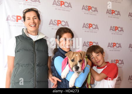 Matt Lauer e famiglia adotta un cane dalla ASPCA durante l'Hampton Classic Horse Show con: Annette Lauer, Romy Lauer, Mocha il cane e Thijs Lauer dove: Bridgehampton, New York, Stati Uniti quando: 05 Set 2016 Foto Stock