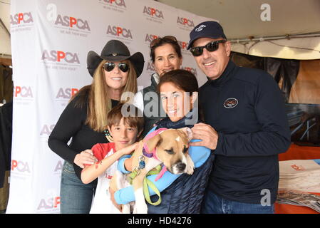 Matt Lauer e famiglia adotta un cane dalla ASPCA durante l'Hampton Classic Horse Show con: Thijs Lauer, Jill Rapport, Anette Lauer, Romy Lauer, Mocha il cane e Matt Lauer dove: Bridgehampton, New York, Stati Uniti quando: 05 Set 2016 Foto Stock