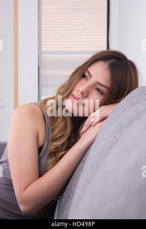 Ritratto di una donna pensieroso nel soggiorno Foto Stock