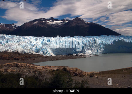 EL CALAFATE, ARG, 06.12.2016: argentini Ghiacciaio Perito Moreno situato nel parco nazionale Los Glaciares nel sud-ovest di Santa Cruz Provincia, Argentina Foto Stock