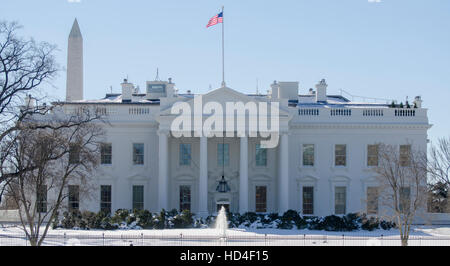 Portico nord della Casa Bianca in una giornata di sole dopo una grande tempesta di neve a Washington, DC. Foto Stock