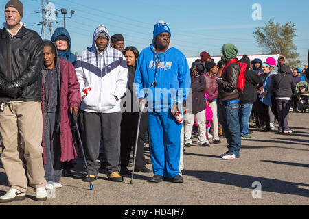 River Rouge, Michigan - Centinaia di persone di attendere in linea per la distribuzione gratuita di tacchini e cesti di prodotti alimentari a basso reddito sobborgo di Detroit. Foto Stock