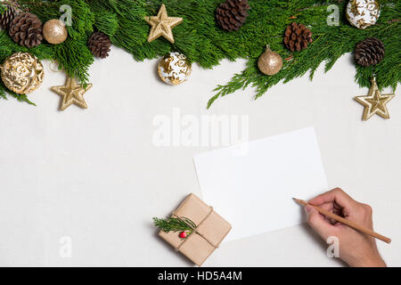 La scrittura a mano le carte di lettera su sfondo di Natale con copia composizione spaziale Foto Stock
