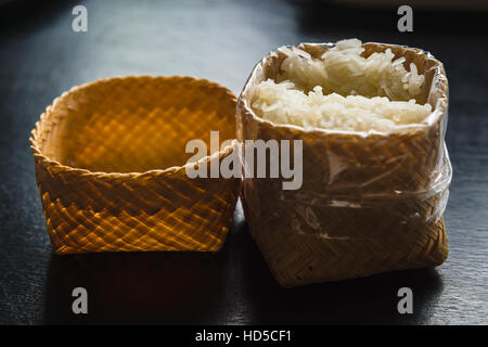 Riso nel cestello di bambù Foto Stock