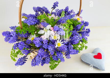 Bluebell bouquet di fiori in un cesto di vimini Foto Stock