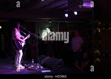 KT Tunstall esegue i segni e le copie del suo nuovo album a HMV Oxford Street con: KT Tunstall dove: Londra, Regno Unito quando: 09 Set 2016 Foto Stock