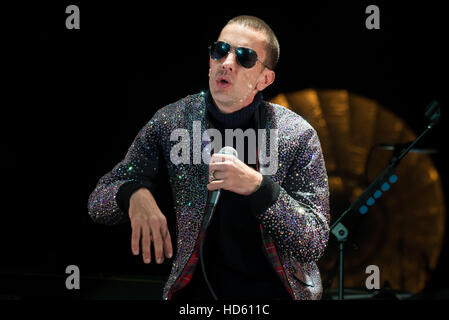 Londra, Regno Unito. 09Dec, 2016. Richard Ashcroft esegue sul palco a O2 con l'Orchestra del patrimonio. Richard Paul Ashcroft (nato il 11 settembre 1971) è un cantante inglese e cantautore. Egli è stato il cantante e occasionali di chitarra ritmica della band alternative rock The Verve. © Alberto Pezzali/Pacific Press/Alamy Live News Foto Stock