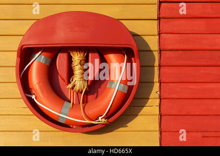 Ciambella rossa appesa in legno colorato, parete Meschers sur Gironde, Charente-Maritime, Poitou-Charentes, Francia Foto Stock