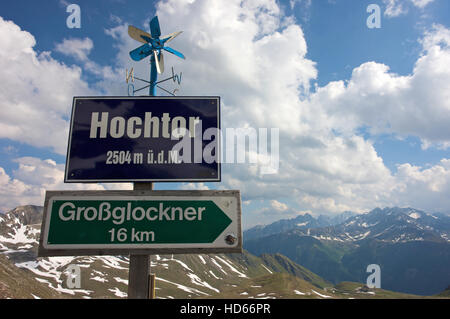 Segni, Hochtor 2504 metri sopra il livello del mare, e Grossglockner, su alpina del Grossglockner Strada di Montagna Foto Stock