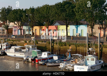 Piccolo porto di pesca colorata capanne, Meschers sur Gironde, Cote de Beaute, Charente-Maritime, Poitou-Charentes, Francia Foto Stock