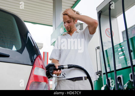 Uomo in corrispondenza di una stazione di benzina Foto Stock