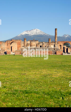 Il Forum e il Tempio di Giove di fronte alle cime innevate del Monte Vesuvio Vulcano, Pompei, Italia, Europa Foto Stock