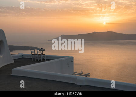 Due sedie a sdraio sulla terrazza, tramonto, vista oceano, Firá, Santorini, Cicladi Grecia Foto Stock