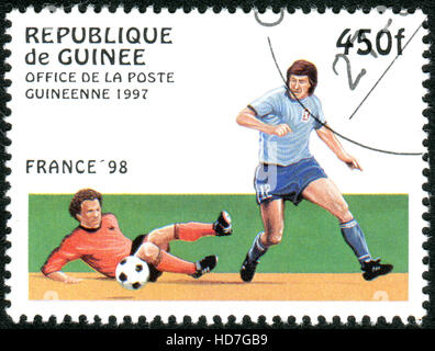GUINEA - circa 1997: un timbro stampato in Guinea dedicato alla Coppa del Mondo FIFA 1998 - Francia, mostra la scena di gioco, circa 1997 Foto Stock