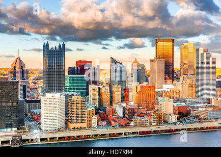 Pittsburgh downtown sotto una calda luce del tramonto, visto da Grandview si affacciano di fronte fiume Monongahela Foto Stock