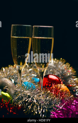 Occhiali di Natale riempito con champagne sulla decorazione di Natale sfondo Foto Stock