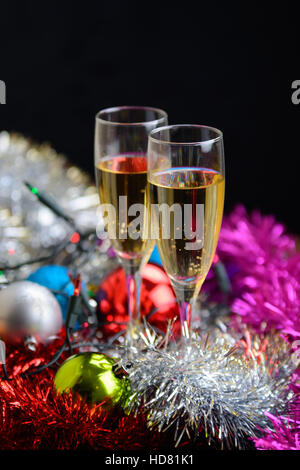 Occhiali di Natale riempito con champagne sulla decorazione di Natale sfondo Foto Stock