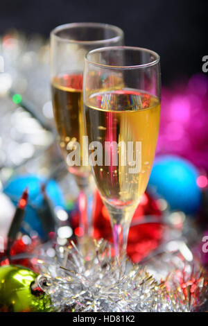 Occhiali di Natale riempito con champagne sulla decorazione di Natale sfondo Foto Stock