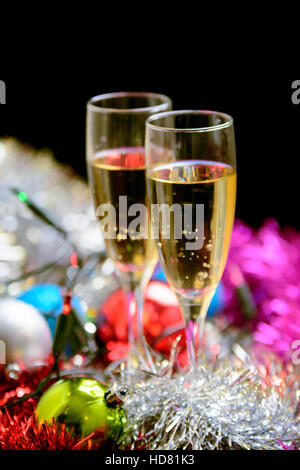Occhiali di Natale riempito con champagne sulla decorazione di Natale sfondo Foto Stock