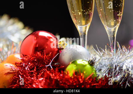 Occhiali di Natale riempito con champagne sulla decorazione di Natale sfondo Foto Stock